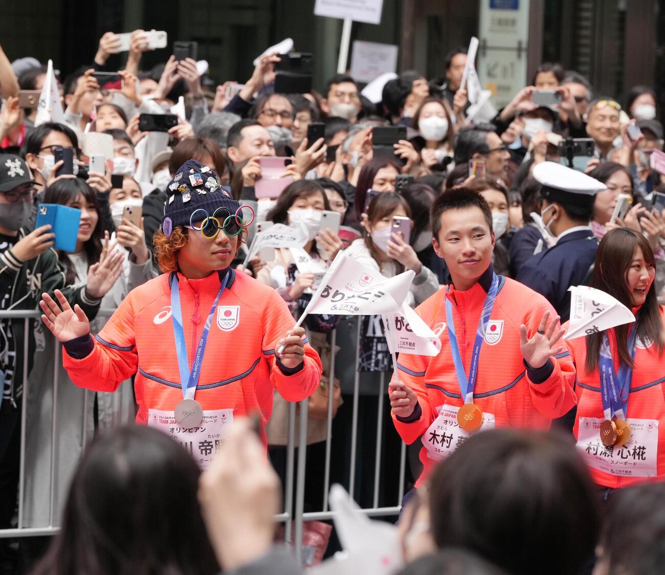 ミラノ・コルティナ冬季五輪パラリンピックのTEAM JAPAN応援感謝パレードに臨む、左から長谷川帝勝、木村葵来、村瀬心椛（撮影・小沢裕）