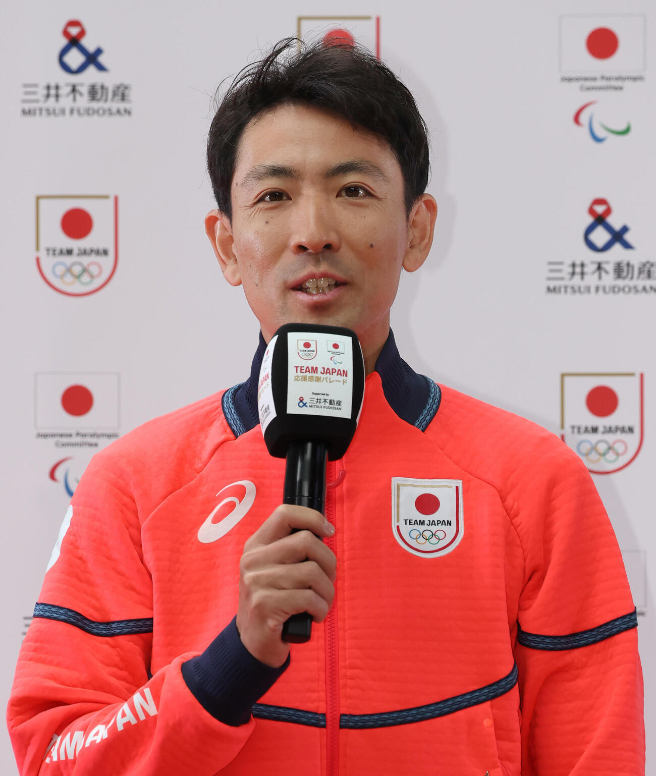 パレード後、囲み取材に応じる渡部暁斗さん（撮影・丹羽敏通）
