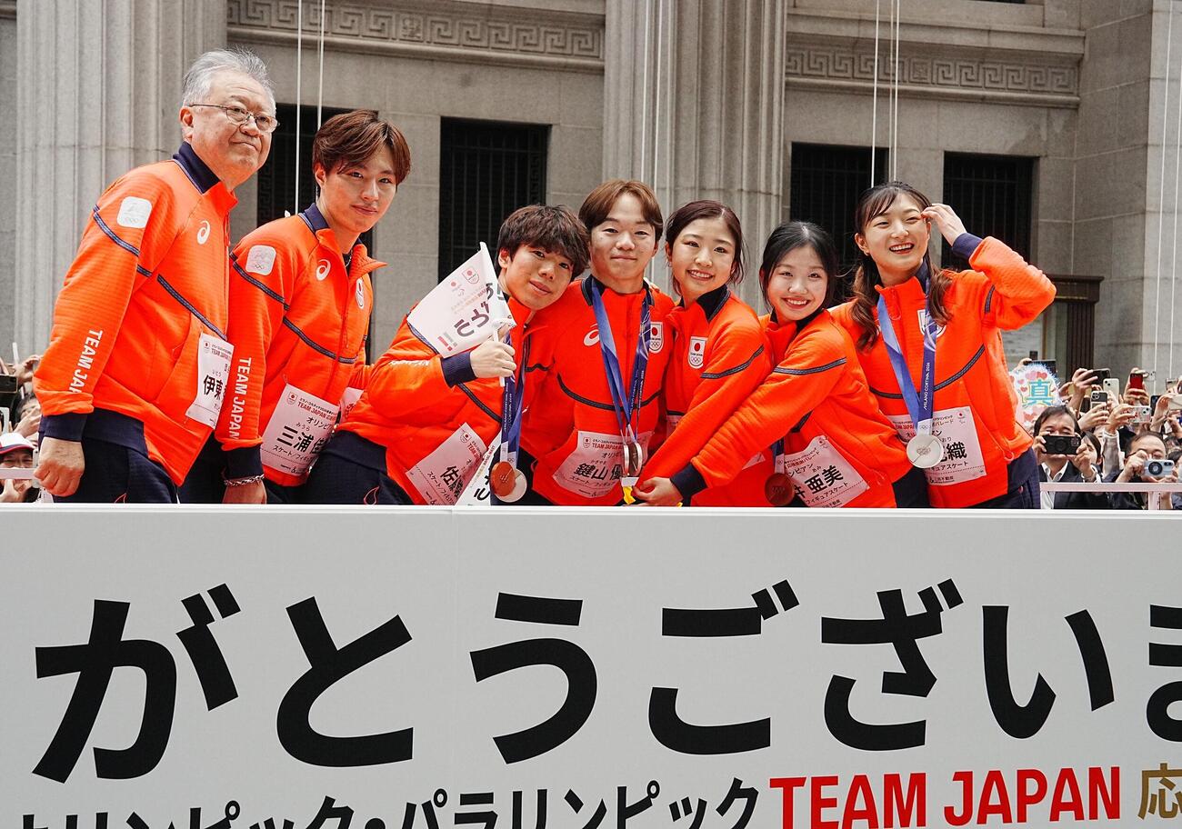 ミラノ・コルティナ冬季五輪パラリンピックのTEAM JAPAN応援感謝パレードに臨む、左から伊東秀仁団長、三浦佳生、佐藤駿、鍵山優真、千葉百音、中井亜美、坂本花織（撮影・小沢裕）