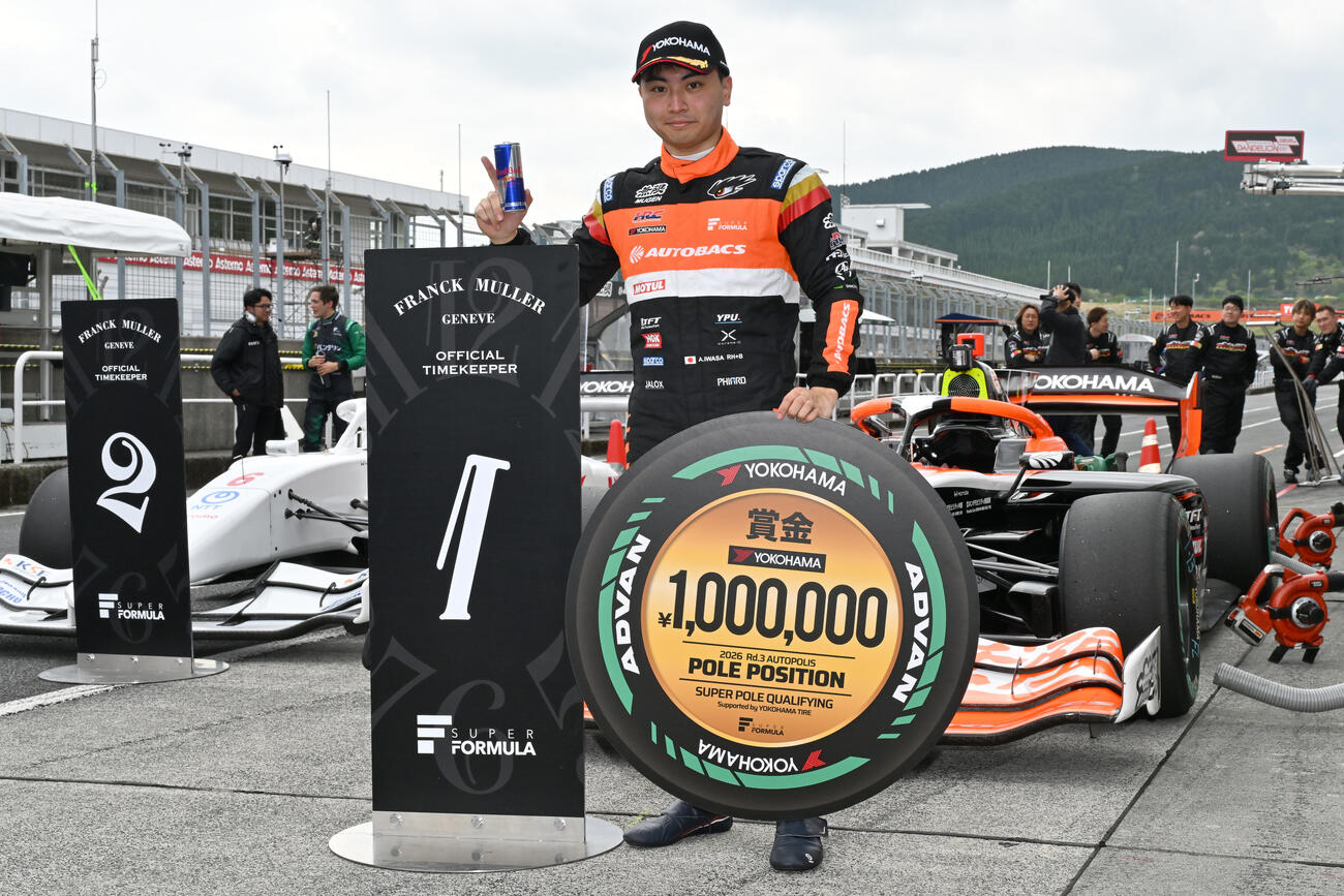 スーパーフォーミュラ第3戦　新方式となった予選でポール・ポジションを獲得した岩佐歩夢（TEAM MUGEN AUTOBACS）は、ポールポジション賞の100万円のボードを手にする（JRP提供）＝2026年4月25日、大分県日田市のオートポリス