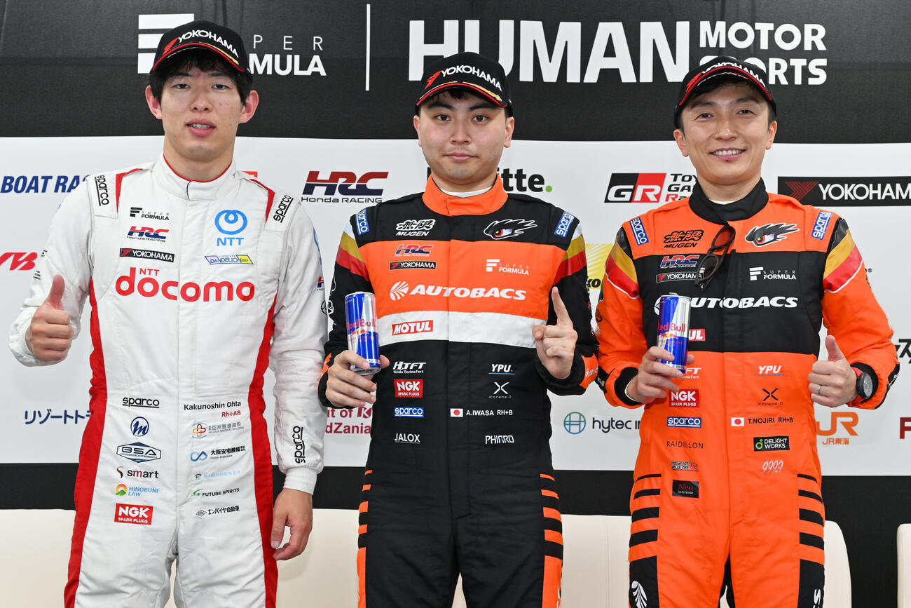 スーパーフォーミュラ第3戦　新方式となった予選でポール・ポジションを獲得した岩佐歩夢（中央）。左は2位の太田格之進、右は3位の野尻智紀（JRP提供）＝2026年4月25日、大分県日田市のオートポリス