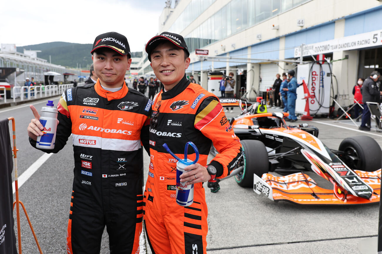 スーパーフォーミュラ第3戦　新方式となった予選でポール・ポジションを獲得した岩佐歩夢（左）は、3位の野尻智紀とたたえ合う（JRP提供）＝2026年4月25日、大分県日田市のオートポリス