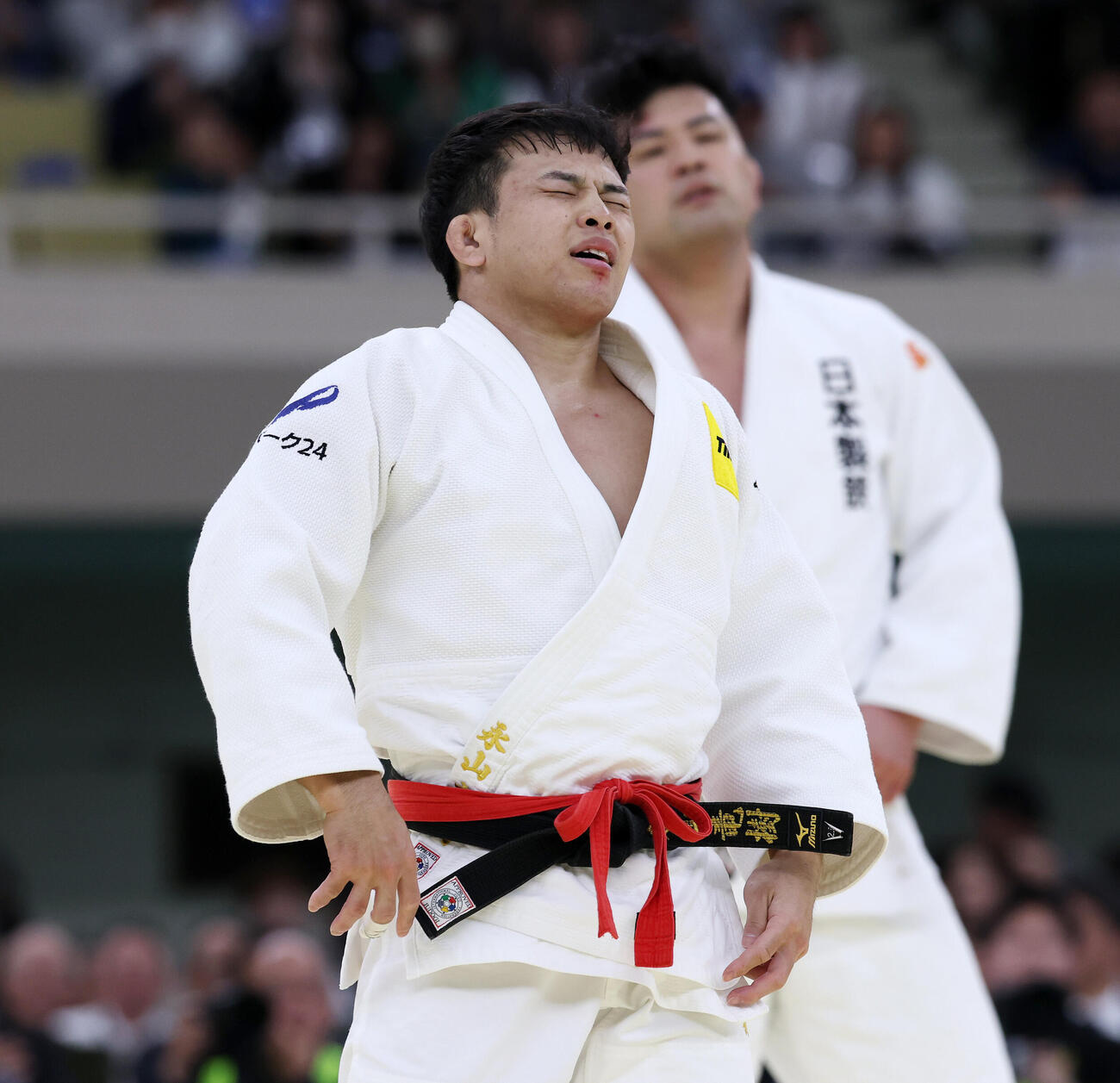 全日本柔道選手権　2回戦　小川竜昂（後方）に内股で有効を取られ敗れた永山竜樹（撮影・宮地輝）