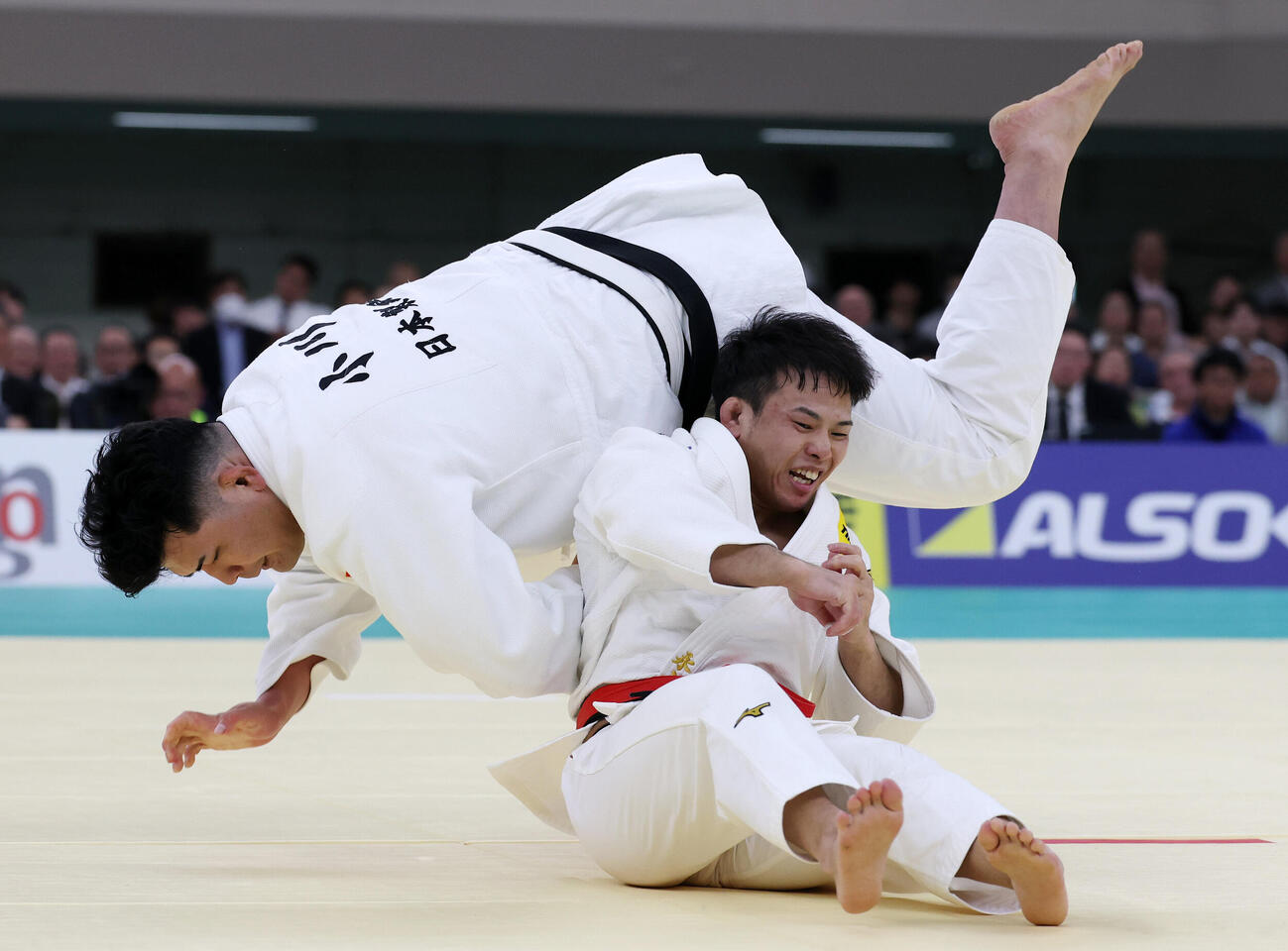 全日本柔道選手権　2回戦　小川竜昂（左）に内股で有効を取られる永山竜樹（撮影・宮地輝）