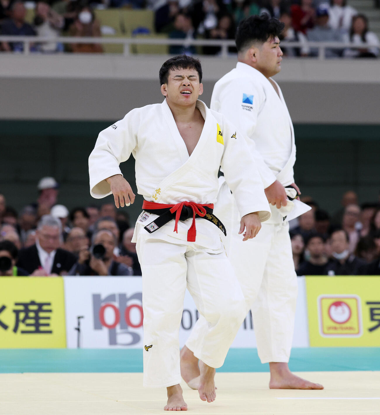 全日本柔道選手権　2回戦　小川竜昂（右）に内股で有効を取られ敗れた永山竜樹（撮影・宮地輝）