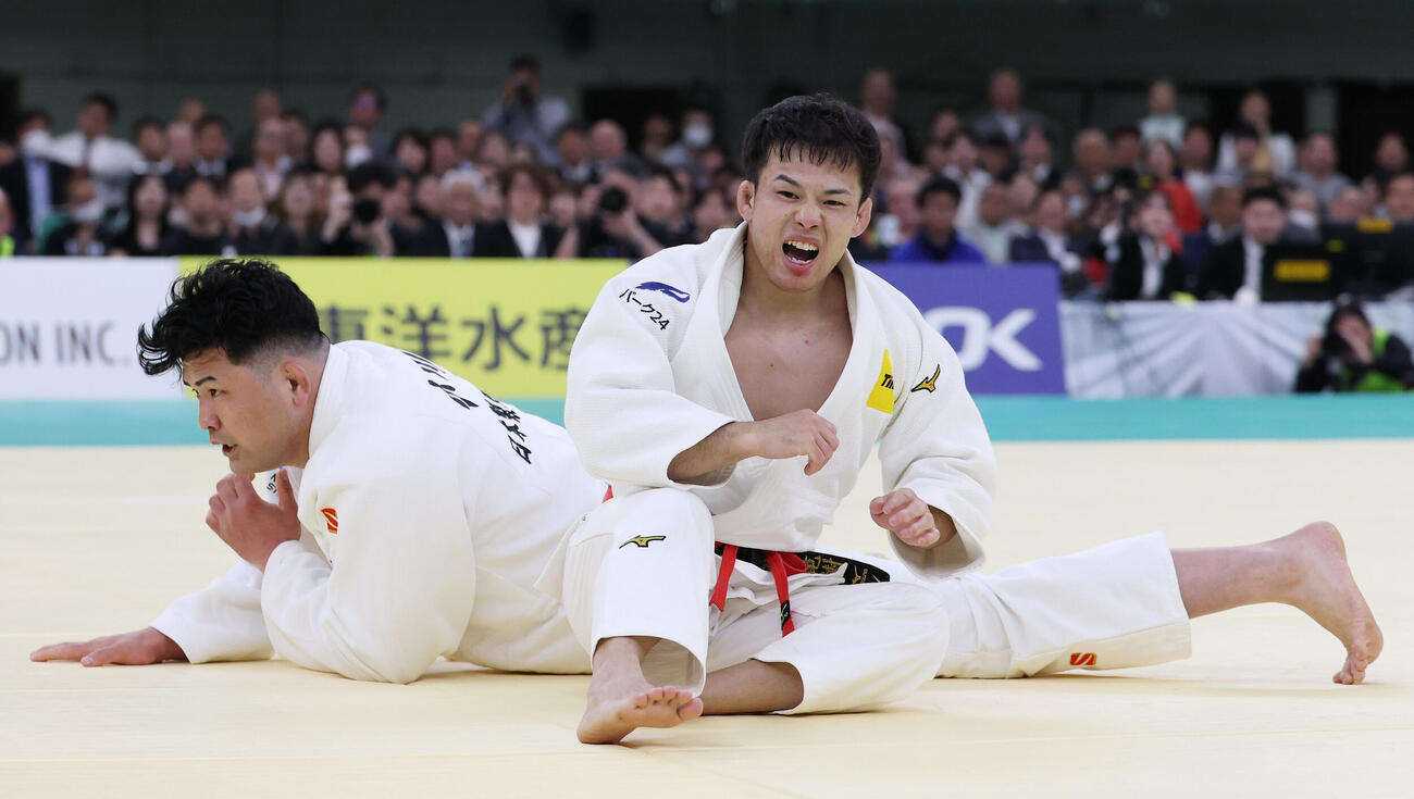 全日本柔道選手権　2回戦　小川竜昂（左）に内股で有効を取られる永山竜樹（撮影・宮地輝）