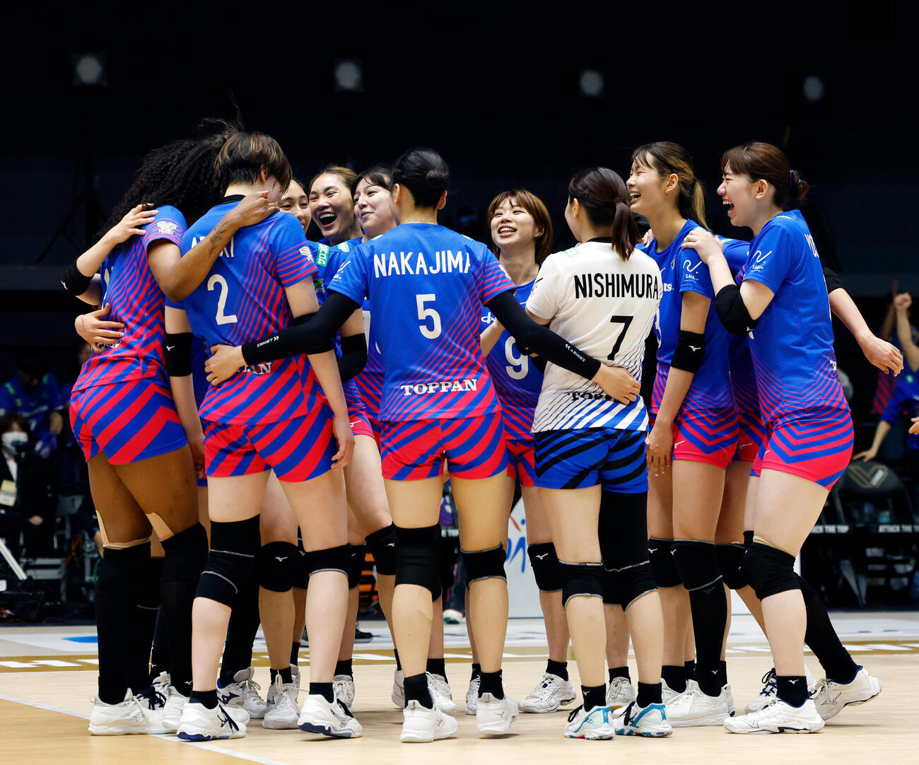 SAGA久光対大阪M　優勝を決め、輪になって喜び合うSAGA久光の選手たち（撮影・山本朝陽）