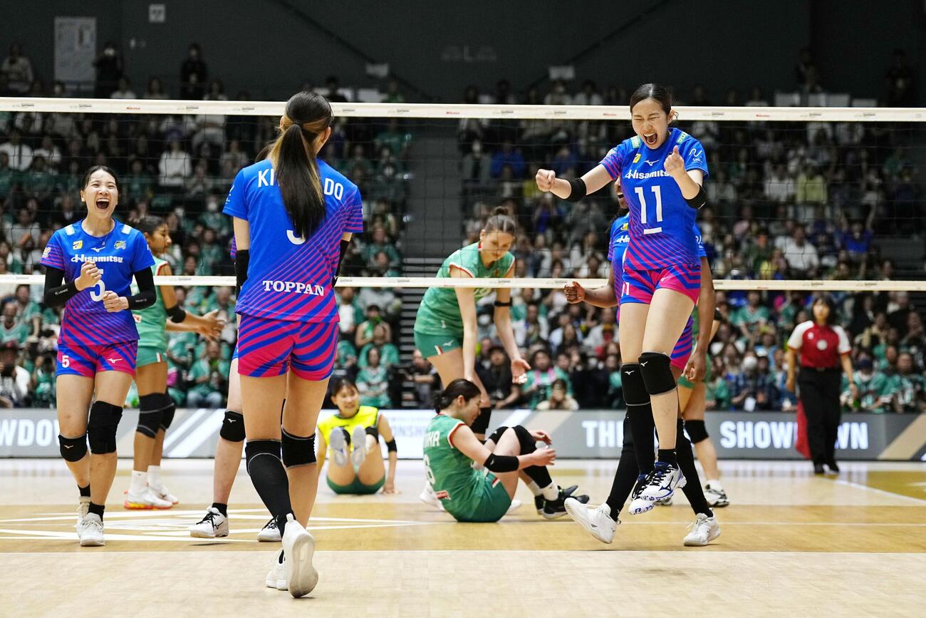 大阪Mを下し、初優勝を果たして喜ぶSAGA久光の選手たち＝横浜BUNTAI（共同）