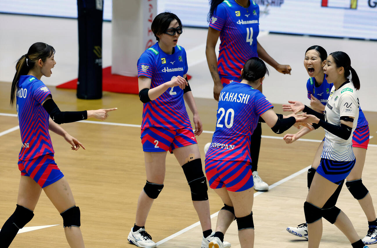 SAGA久光対大阪M　第1セット、得点を喜ぶSAGA久光の選手たち（撮影・山本朝陽）
