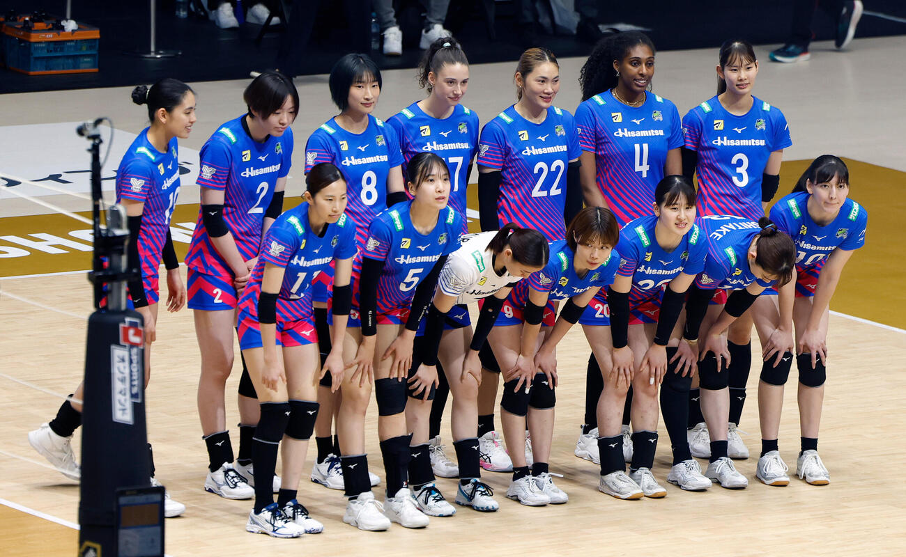 SAGA久光対大阪M　試合前にフォトセッションを行ったSAGA久光（撮影・山本朝陽）