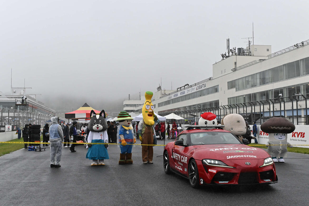 スーパーフォーミュラ第3戦　雨の中、グリッドに整列したゆるキャラたち（JRP提供）＝2026年4月26日、大分県日田市のオートポリス