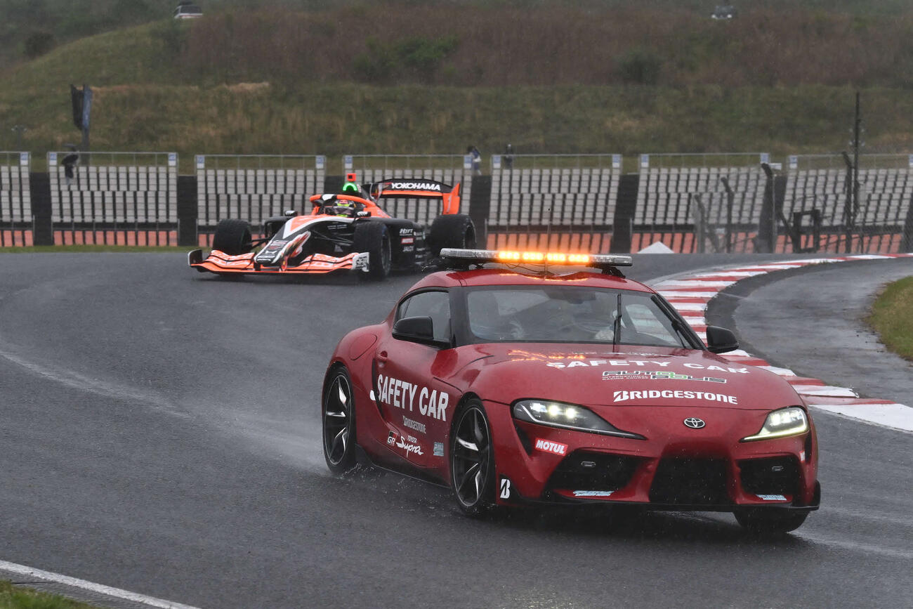 スーパーフォーミュラ第3戦　雨と霧の中、セーフティーカースタートを切る各ドライバー。後方はポール・ポジションの岩佐歩夢（JRP提供）＝2026年4月26日、大分県日田市のオートポリス
