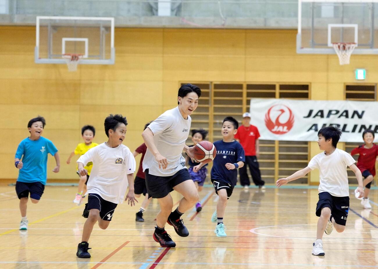 バスケ教室で子どもたちと触れ合う河村勇輝＝東京都内(共同)
