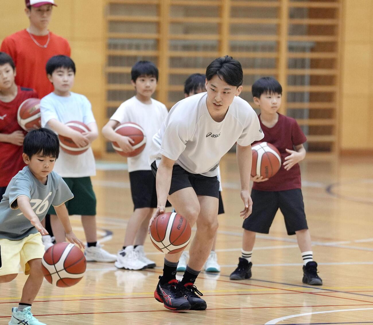 バスケ教室で子どもたちと触れ合う河村勇輝＝東京都内(共同)