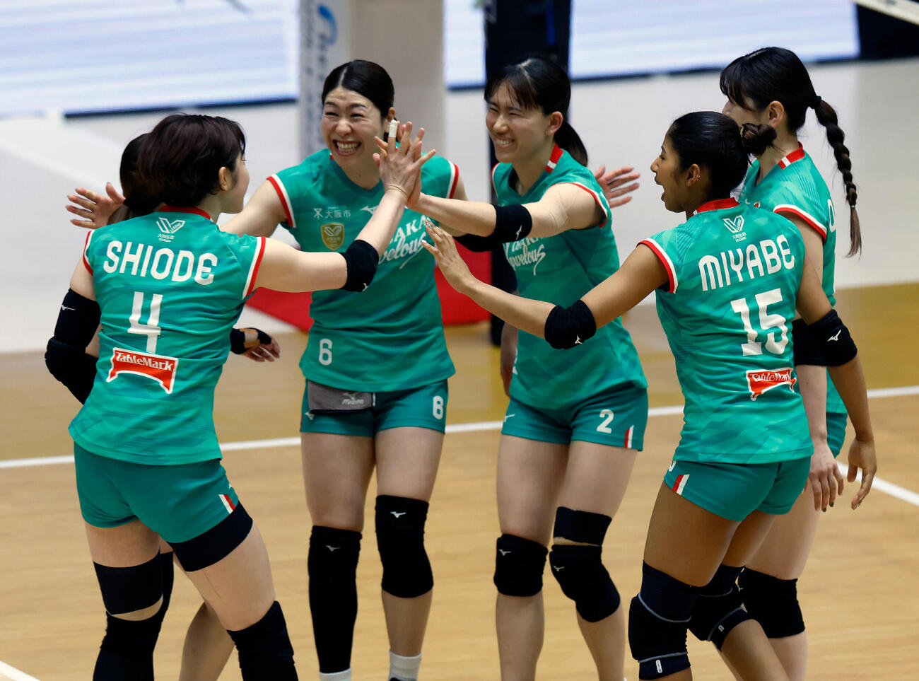 SAGA久光対大阪M　第1セット、得点を喜ぶ大阪Mの選手たち（撮影・山本朝陽）