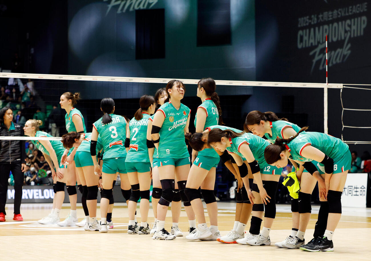 SAGA久光対大阪M　優勝を逃した大阪Mの選手たちは観客にあいさつをする（撮影・山本朝陽）