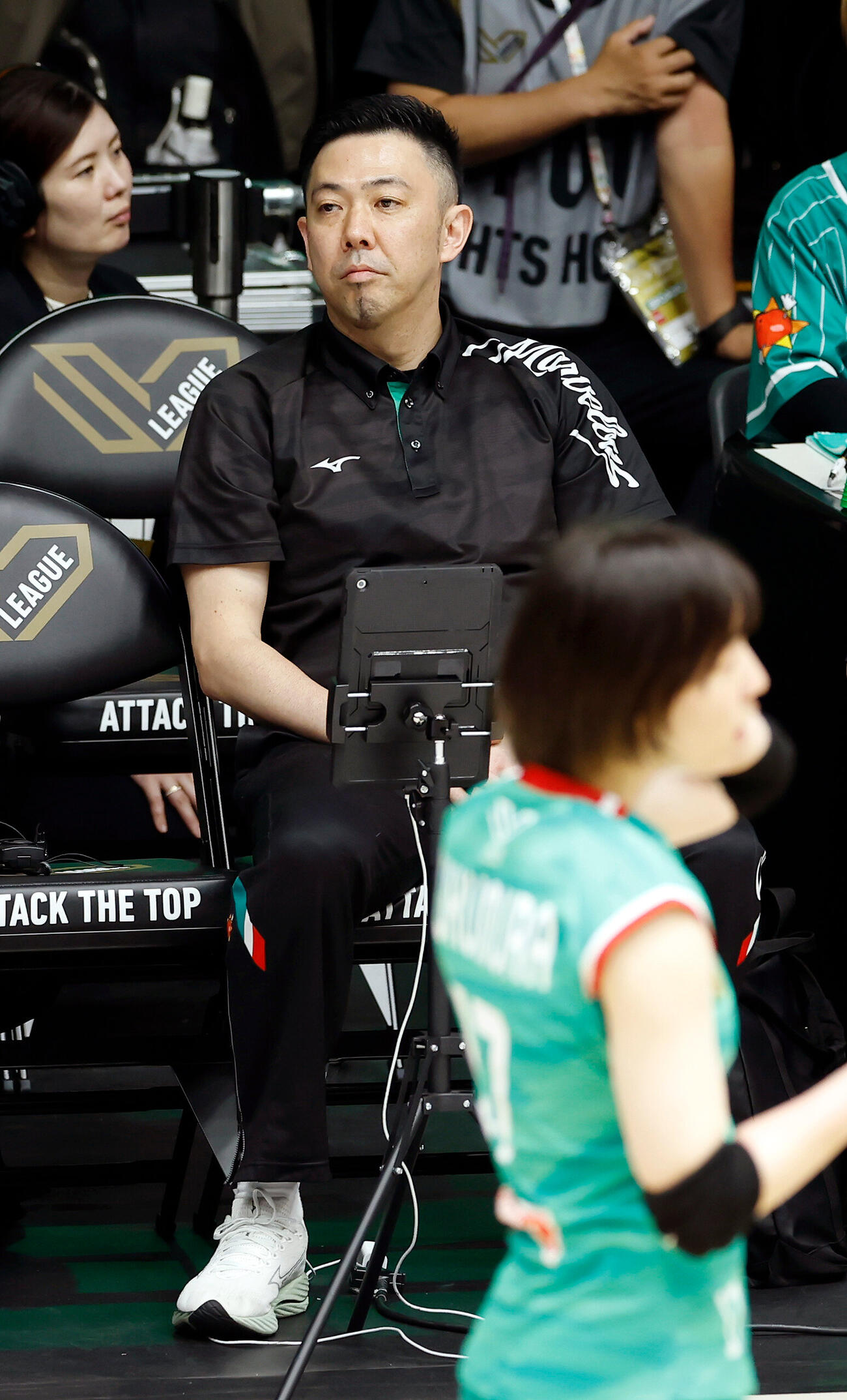 SAGA久光対大阪M　試合前、ウォーミングアップを見守る大阪M酒井大祐ヘッドコーチ（撮影・山本朝陽）
