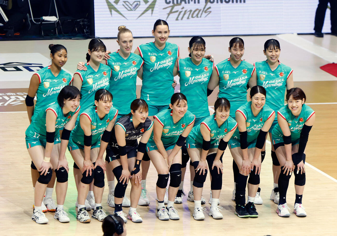SAGA久光対大阪M　試合前にフォトセッションを行った大阪M（撮影・山本朝陽）