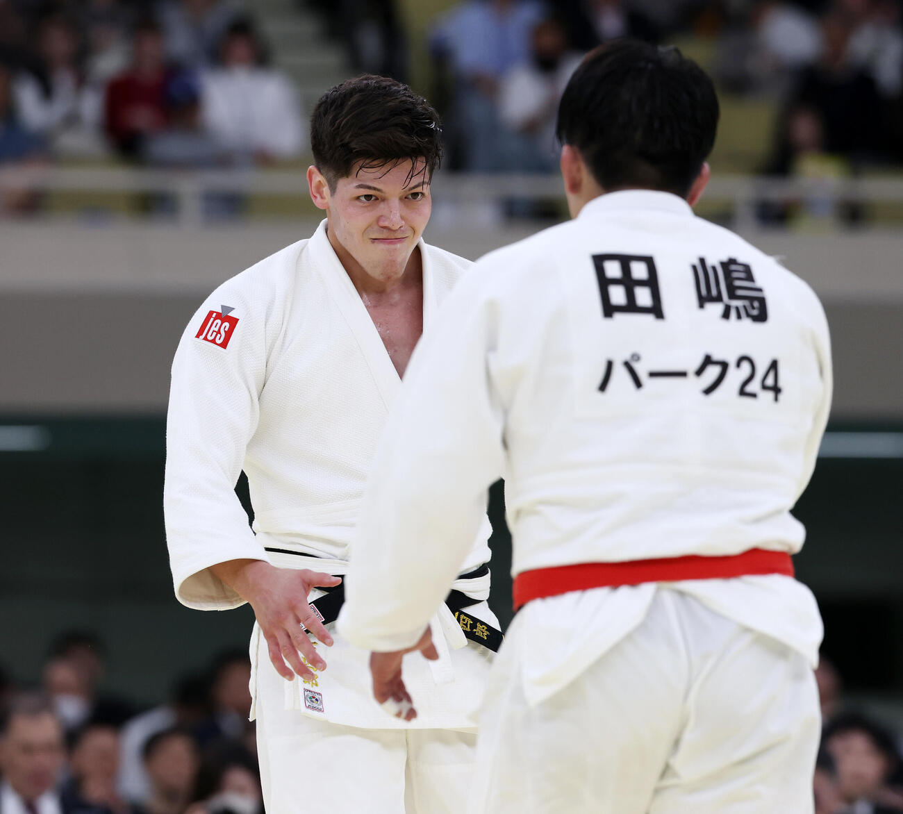 全日本柔道選手権　決勝　田嶋剛希（手前）に技ありで敗れ悔しい表情で握手する村尾三四郎（撮影・宮地輝）