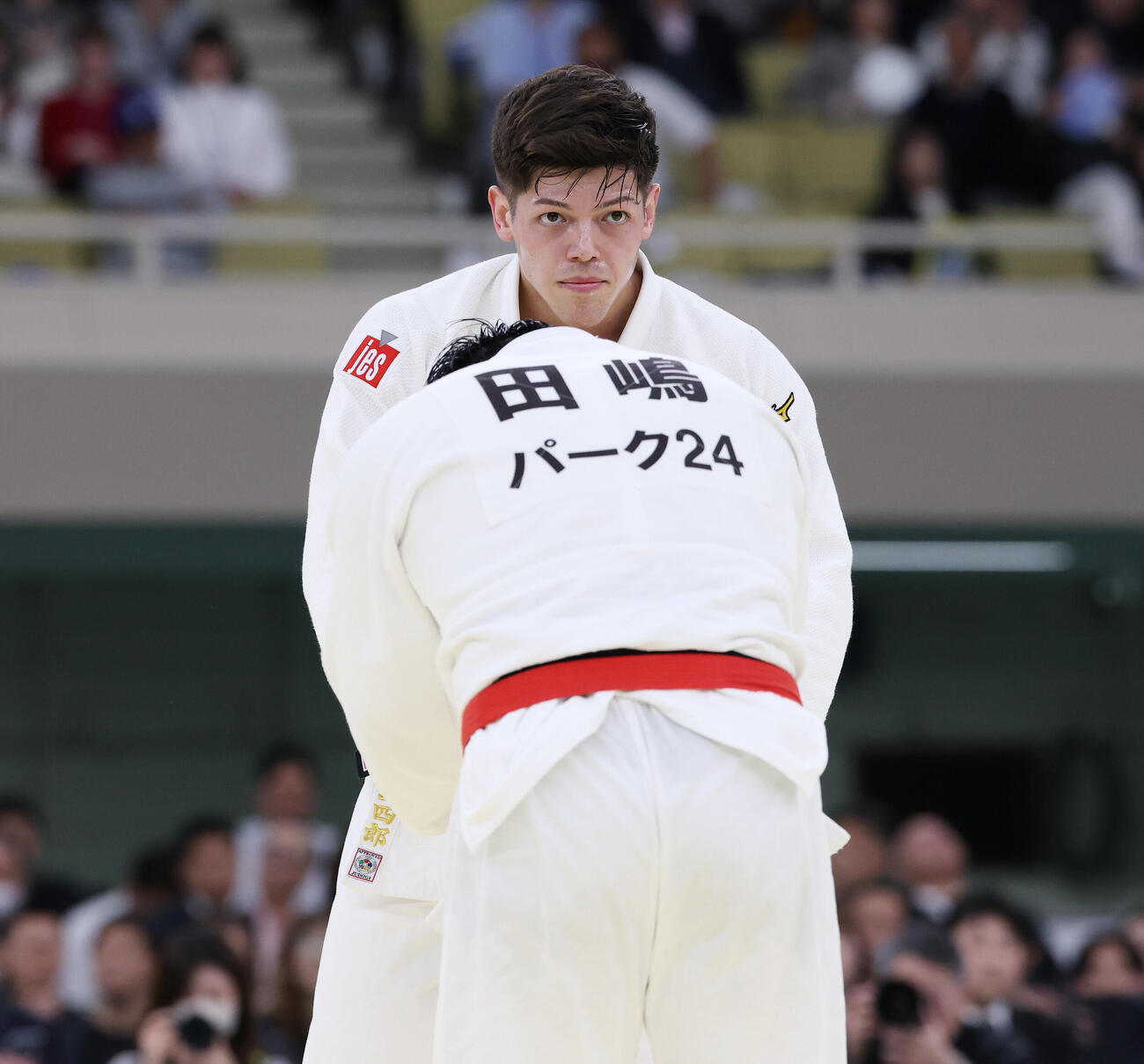 全日本柔道選手権　決勝　技ありで敗れ田嶋剛希（手前）と握手する村尾三四郎（撮影・宮地輝）
