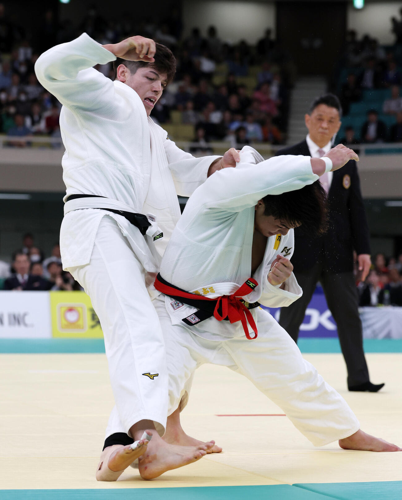 全日本柔道選手権　決勝　対戦する村尾三四郎（左）と田嶋剛希（撮影・宮地輝）