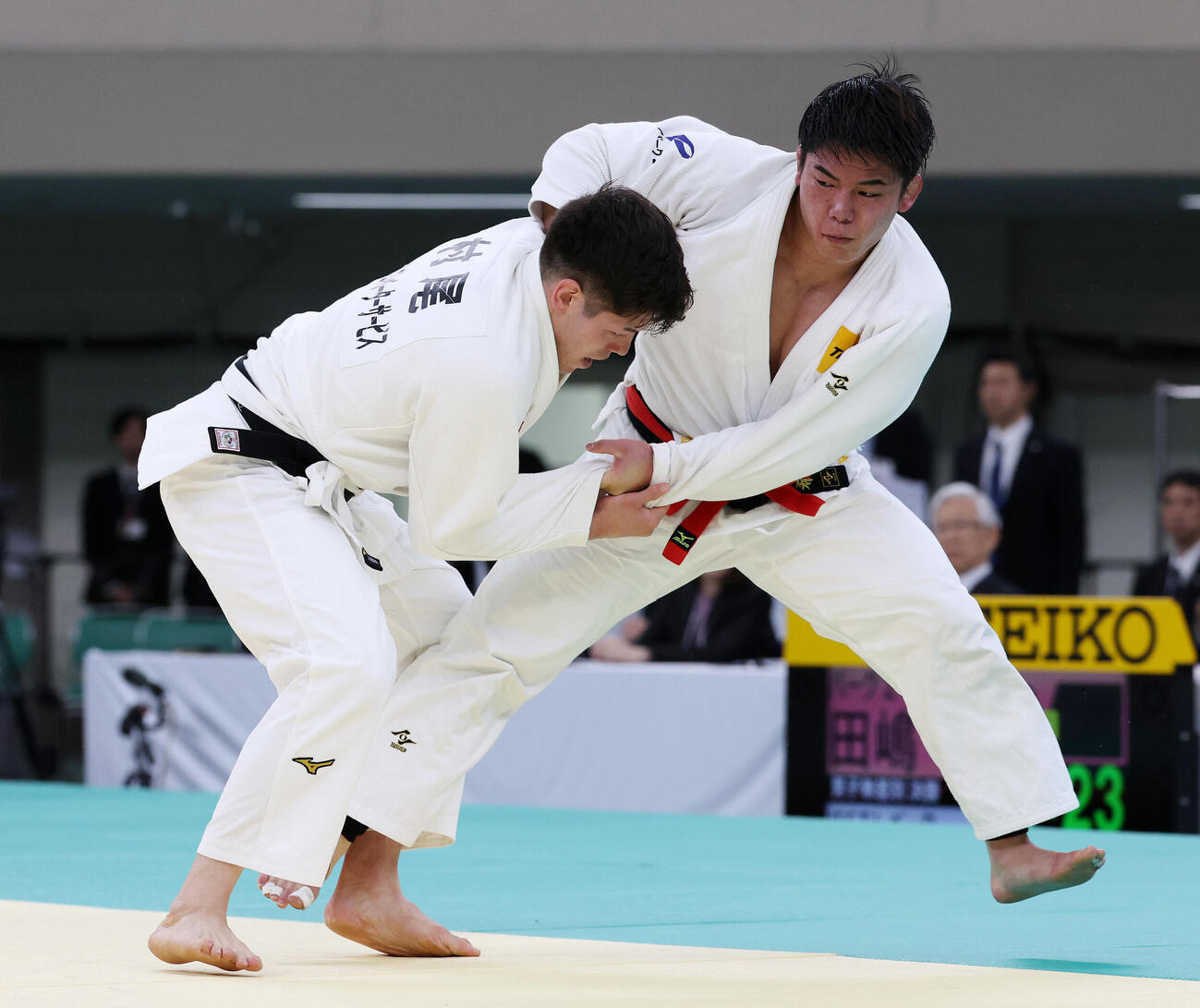 全日本柔道選手権　決勝　対戦する村尾三四郎（左）と田嶋剛希（撮影・宮地輝）