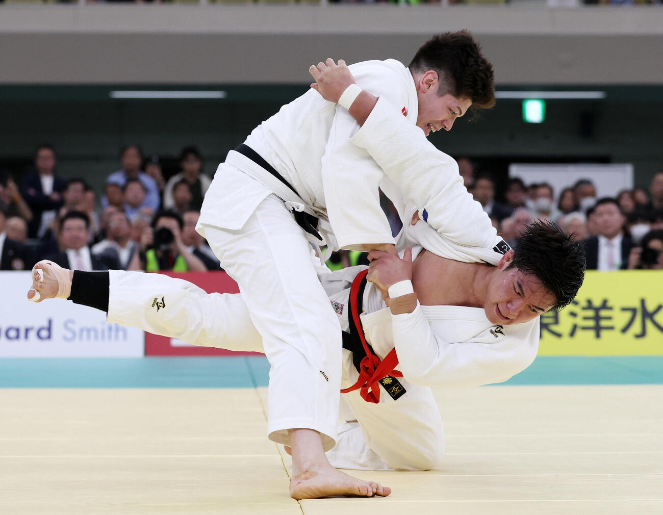 全日本柔道選手権　決勝　対戦する村尾三四郎（左）と田嶋剛希（撮影・宮地輝）