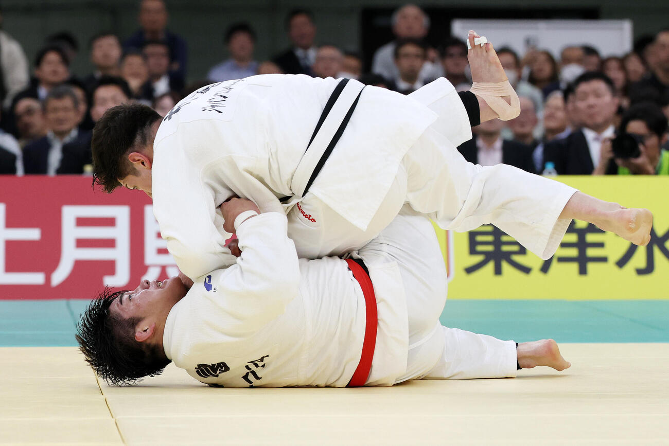 全日本柔道選手権　決勝　村尾三四郎（上）から隅返で技ありを奪う田嶋剛希（撮影・宮地輝）