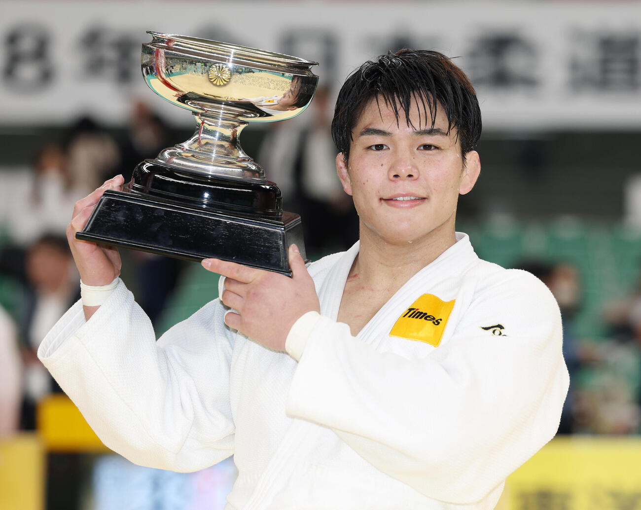 天皇杯を手に笑顔の田嶋剛希（撮影・宮地輝）