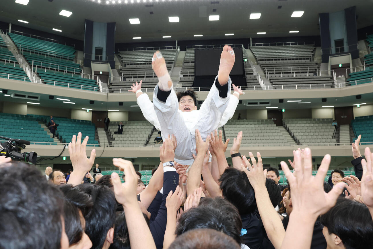 全日本選手権を制し筑波大関係者から胴上げされる田嶋剛希（撮影・宮地輝）