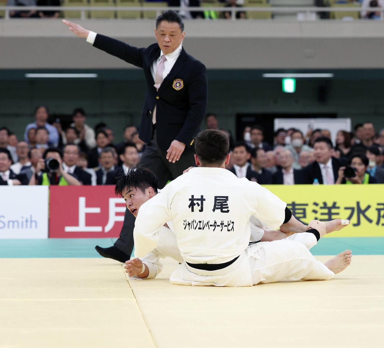 全日本柔道選手権　決勝　村尾三四郎（手前）を隅返で技ありを奪う田嶋剛希（撮影・宮地輝）