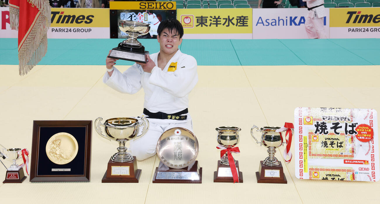 天皇杯との記念撮影で掲げ疲れた表情の田嶋剛希（撮影・宮地輝）