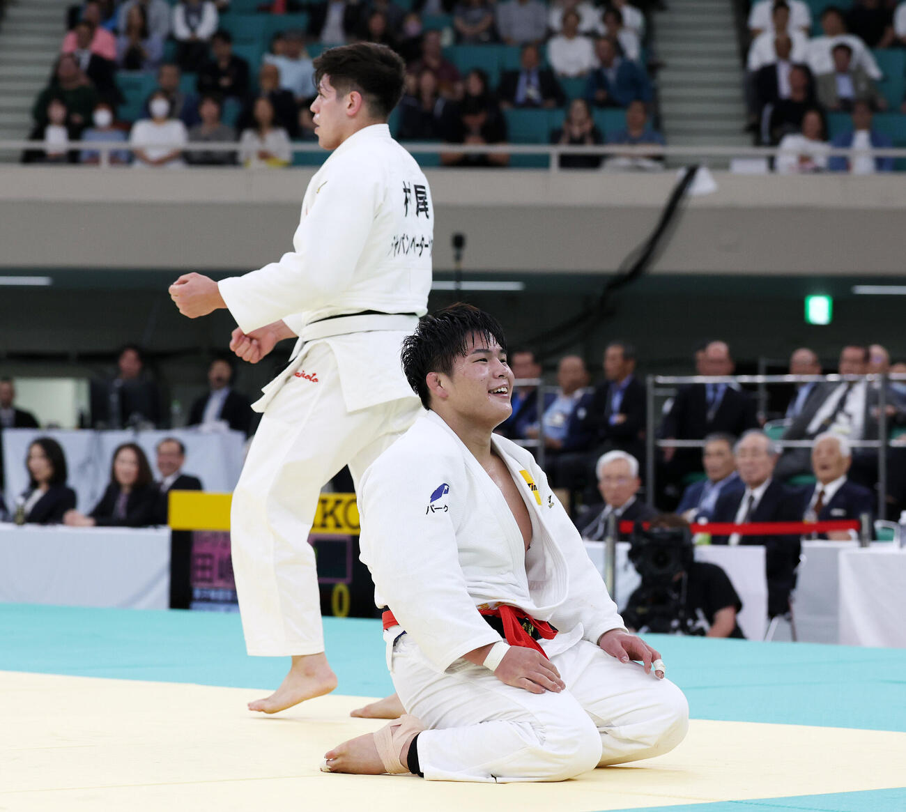 決勝で村尾三四郎（左）を技ありで破り全日本選手権を制した田嶋剛希（撮影・宮地輝）
