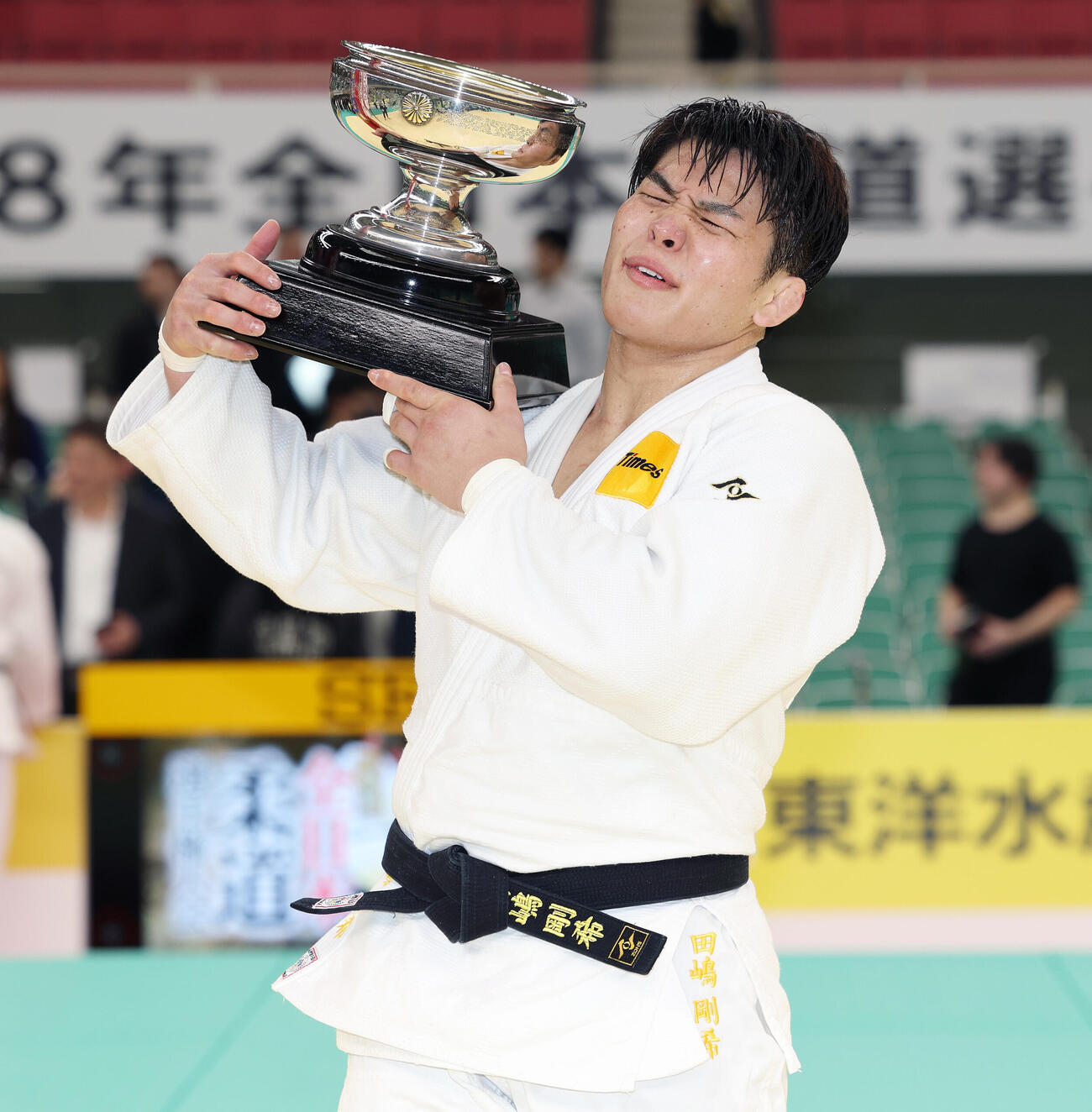 天皇杯との記念撮影で掲げ疲れた表情の田嶋剛希（撮影・宮地輝）