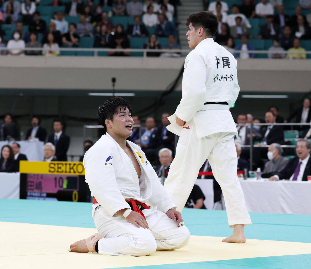 決勝で村尾三四郎（左）を技ありで破り全日本選手権を制した田嶋剛希（撮影・宮地輝）