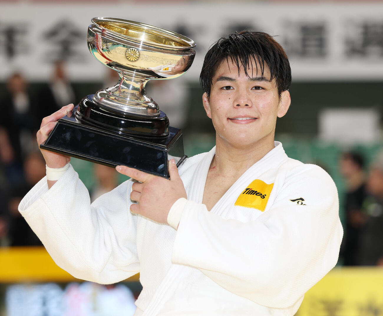 天皇杯を手に笑顔の田嶋剛希（撮影・宮地輝）