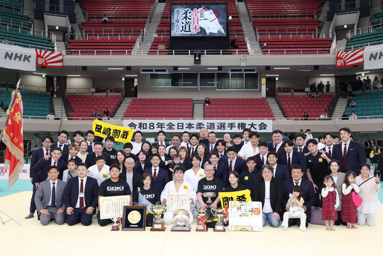 全日本選手権を制し関係者と記念撮影する田嶋剛希（撮影・宮地輝）