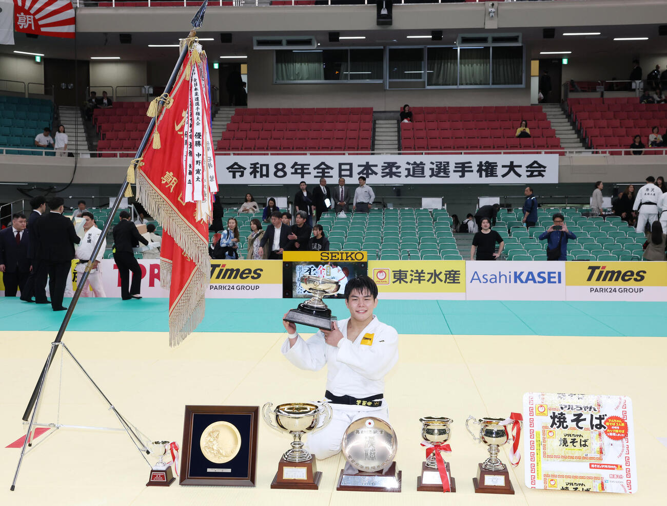 全日本選手権を制し記念撮影する田嶋剛希（撮影・宮地輝）