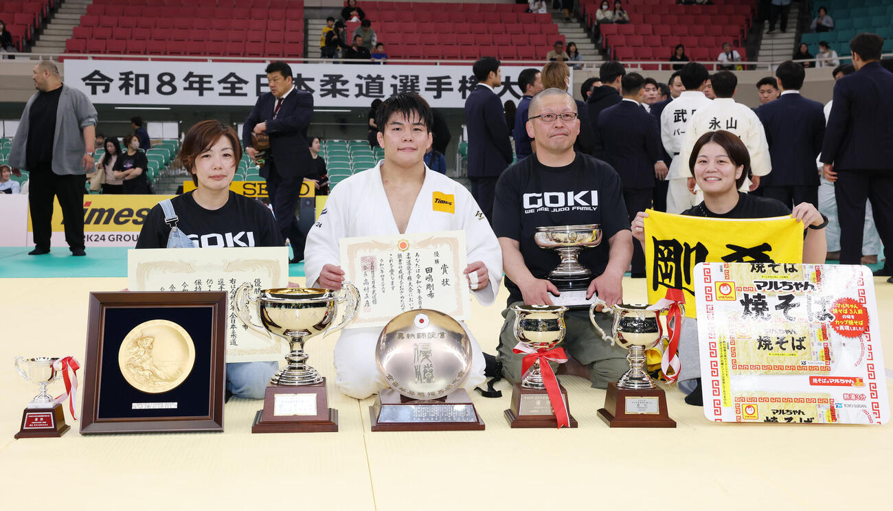 全日本選手権を制し家族と記念撮影する田嶋剛希（撮影・宮地輝）