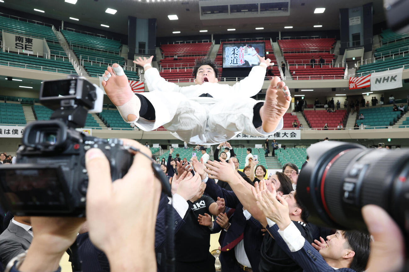 全日本選手権を制し胴上げされる田嶋剛希（撮影・宮地輝）