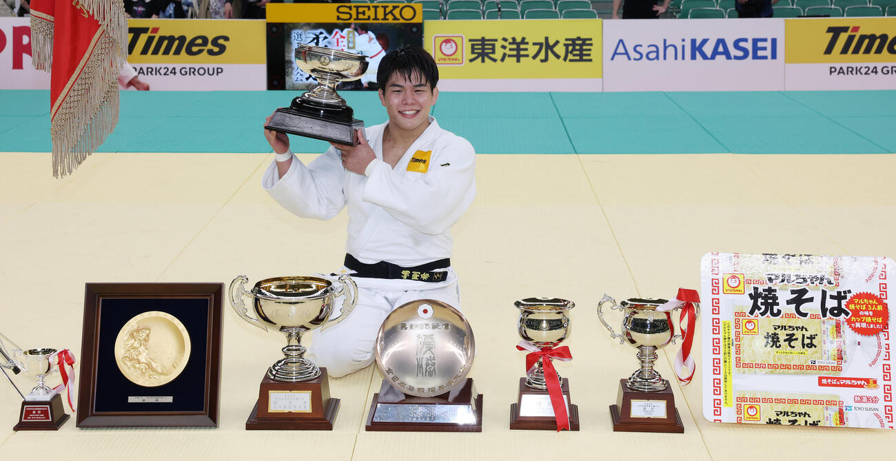 全日本選手権を制し記念撮影する田嶋剛希（撮影・宮地輝）