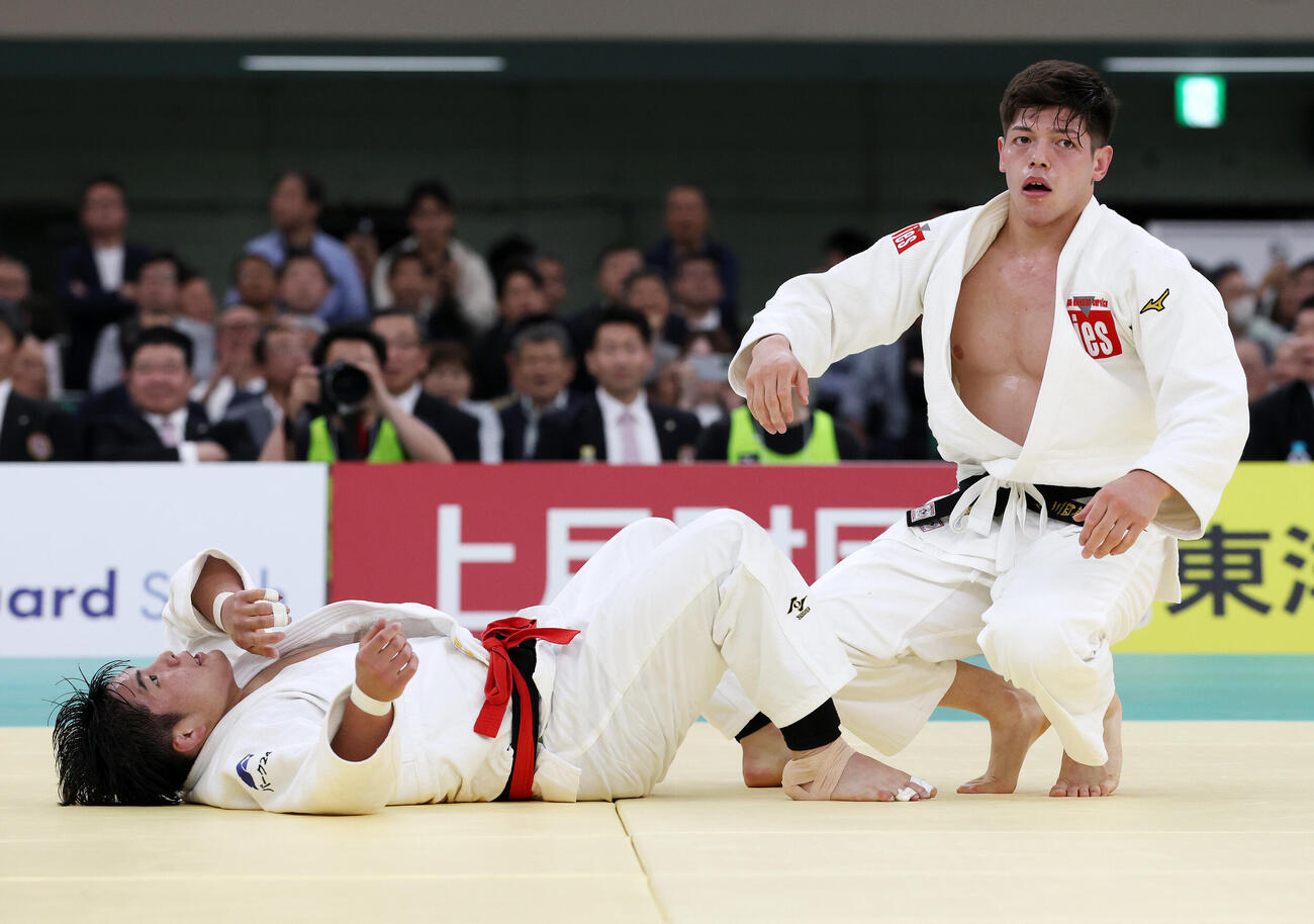 全日本柔道選手権　決勝　田嶋剛希（左）に隅返で技ありを奪われた村尾三四郎（撮影・宮地輝）