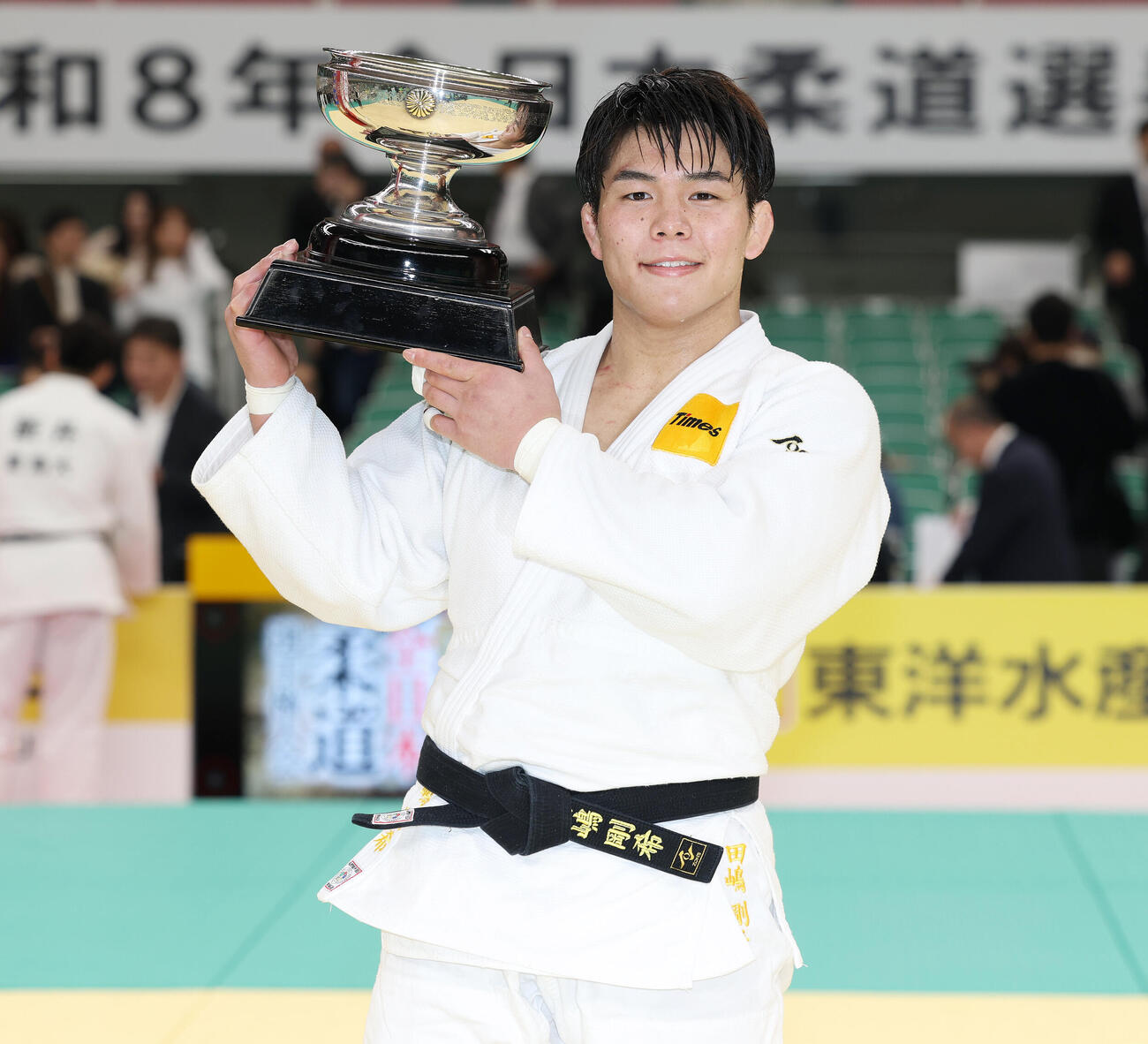 天皇杯を手に笑顔の田嶋剛希（撮影・宮地輝）