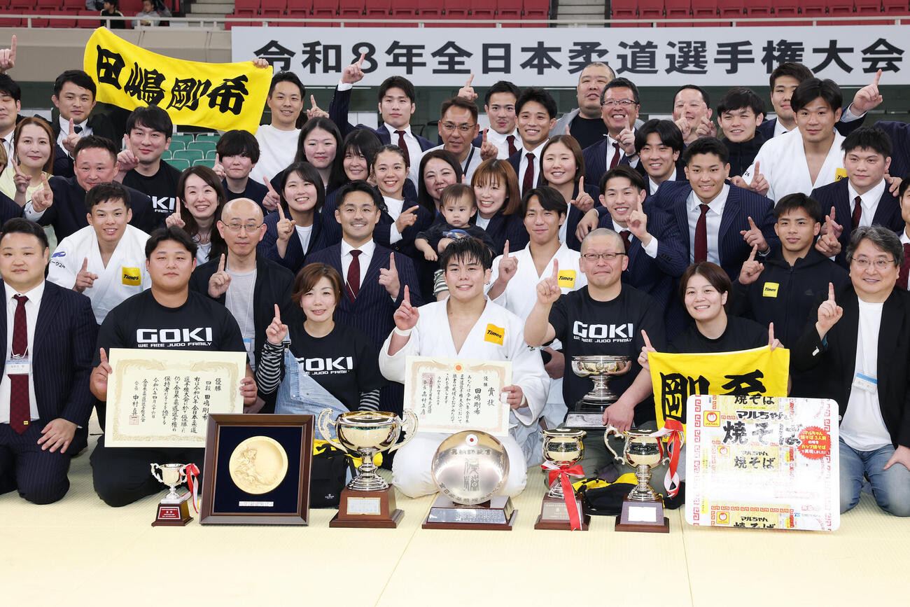 全日本選手権を制し関係者と記念撮影する田嶋剛希（撮影・宮地輝）
