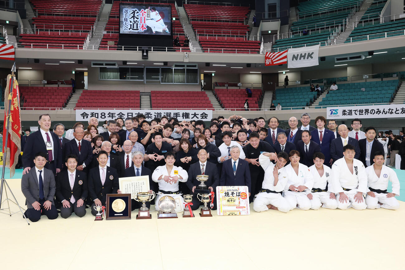 全日本選手権を制し筑波大関係者と記念撮影する田嶋剛希（撮影・宮地輝）
