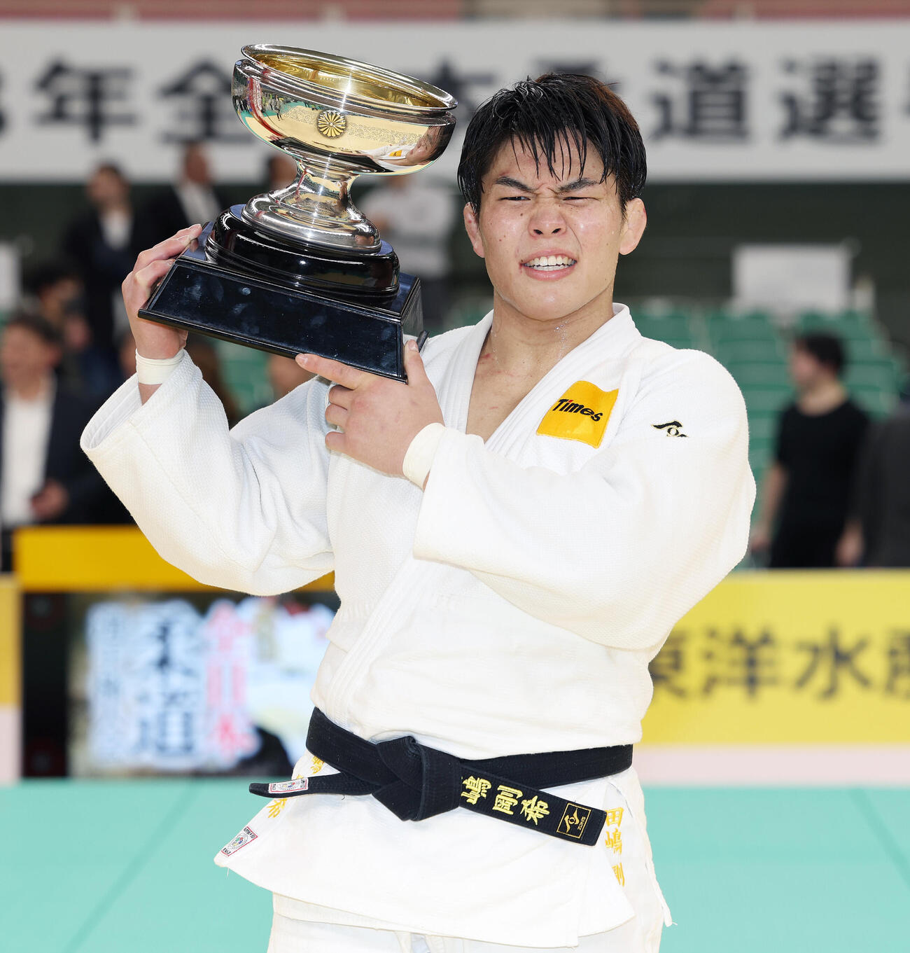 天皇杯との記念撮影で掲げ疲れた表情の田嶋剛希（撮影・宮地輝）