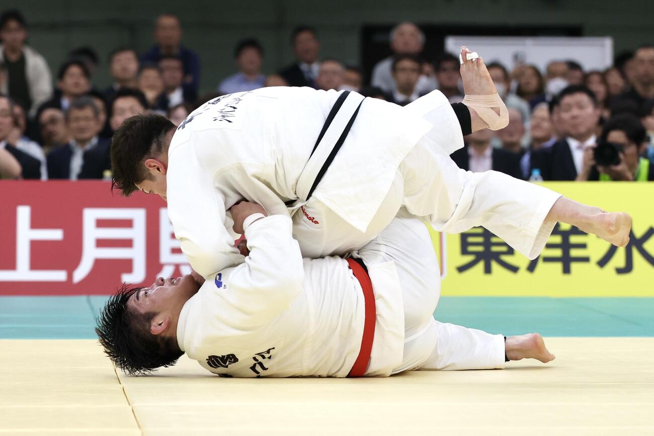 全日本柔道選手権　村尾三四郎（上）を隅返で技ありを奪う田嶋剛希（撮影・宮地輝）