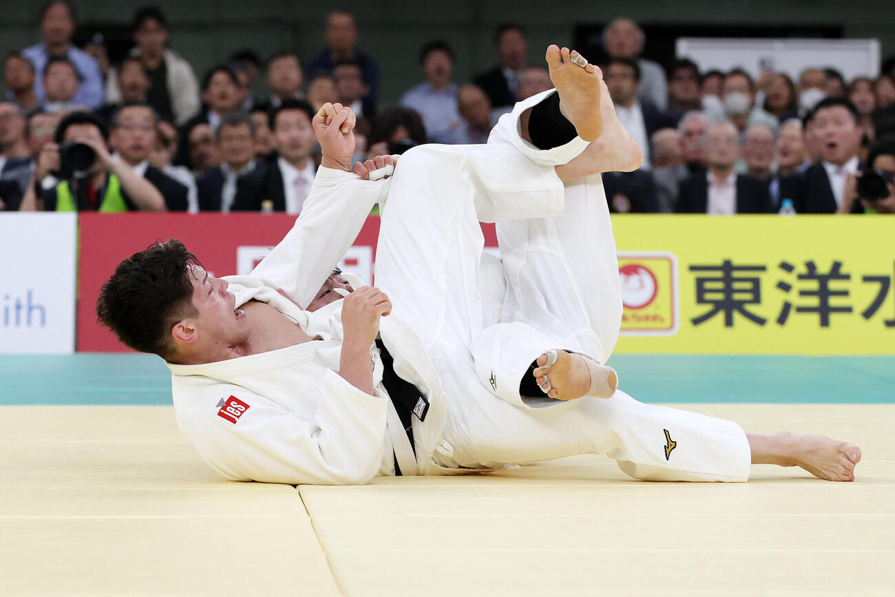 全日本柔道選手権　決勝　村尾三四郎（手前）を隅返で技ありを奪う田嶋剛希（撮影・宮地輝）