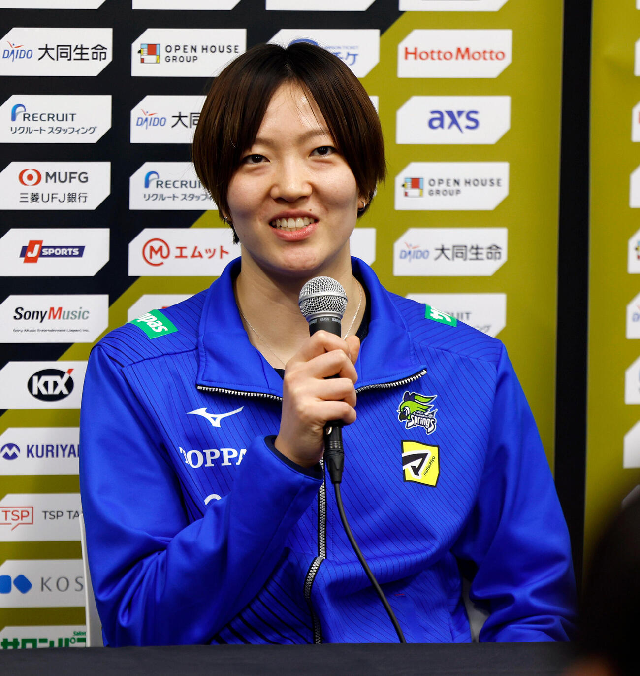SAGA久光対大阪M　優勝後の会見で、質問に答えるSAGA久光荒木彩花（撮影・山本朝陽）
