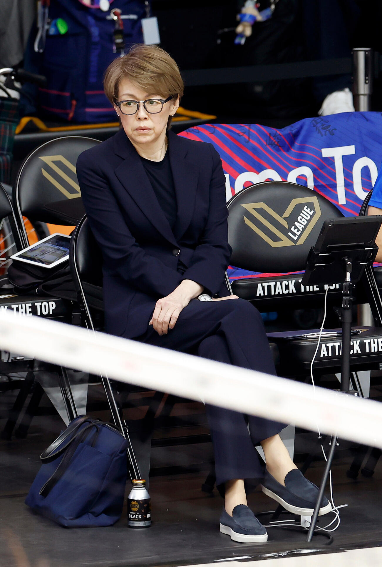 SAGA久光対大阪M　試合前、ウォーミングアップを見守るSAGA久光中田久美ヘッドコーチ（撮影・山本朝陽）